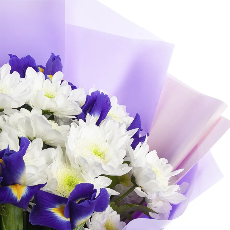 Букет из синих ирисов и хризантем